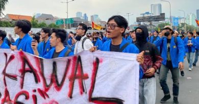 MAHASISWA DATANG USAI MASSA BURUH PERGI, POLISI SEBUT SITUASI KONDUSIF MAHASISWA DATANG USAI MASSA BURUH PERGI, POLISI SEBUT SITUASI KONDUSIF