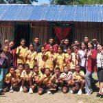 Mahasiswa KKN UM.KOE Ajarkan Literasi Digital di SMP Budi Mulia Nanin, Sekolah Sederhana Berdinding Bebak Mahasiswa KKN UM.KOE mengajarkan literasi digital kepada siswa SMP Budi Mulia Nanin