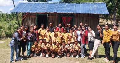 Mahasiswa KKN UM.KOE Ajarkan Literasi Digital di SMP Budi Mulia Nanin, Sekolah Sederhana Berdinding Bebak Mahasiswa KKN UM.KOE mengajarkan literasi digital kepada siswa SMP Budi Mulia Nanin