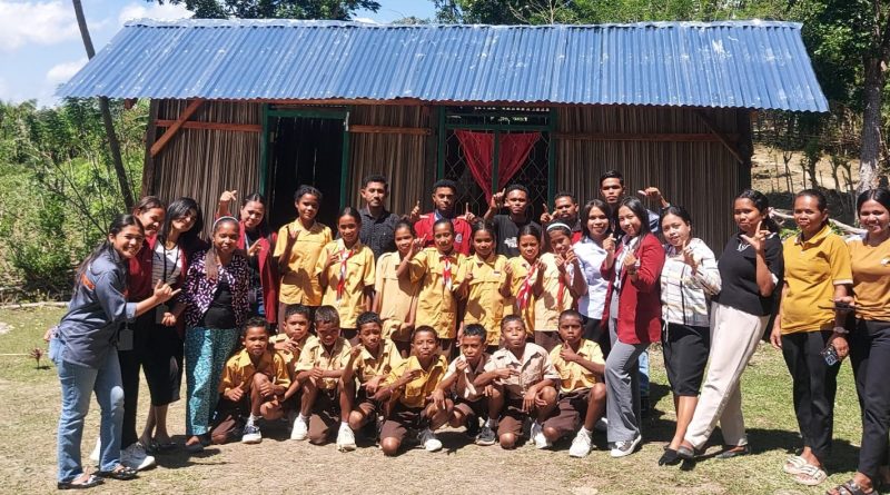 Mahasiswa KKN UM.KOE Ajarkan Literasi Digital di SMP Budi Mulia Nanin, Sekolah Sederhana Berdinding Bebak Mahasiswa KKN UM.KOE mengajarkan literasi digital kepada siswa SMP Budi Mulia Nanin