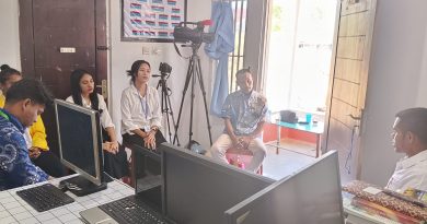 Tiga mahasiswa Teknik Informatika UNISAP saat penyerahan PKL di Media WARTANET.NKRI