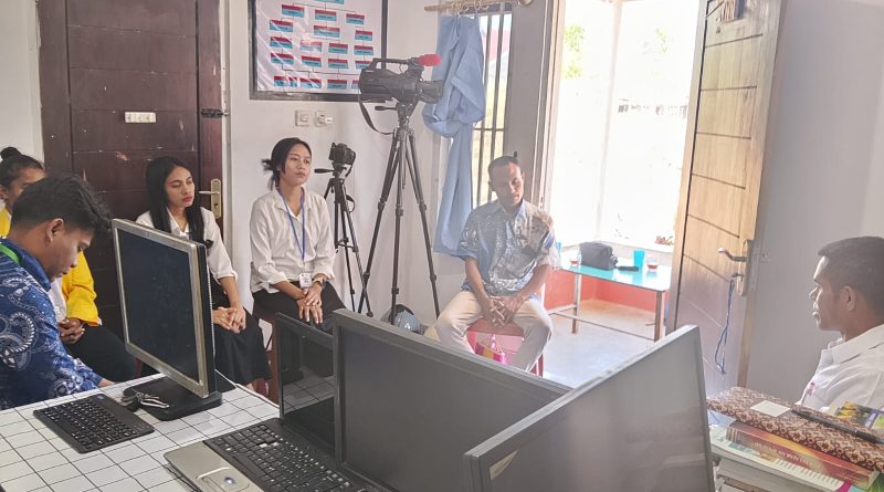 Tiga mahasiswa Teknik Informatika UNISAP saat penyerahan PKL di Media WARTANET.NKRI