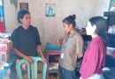 mahasiswa pkl unisap sedang mewawancarai ibu paulina UMKM