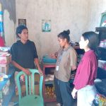 mahasiswa pkl unisap sedang mewawancarai ibu paulina UMKM