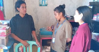mahasiswa pkl unisap sedang mewawancarai ibu paulina UMKM