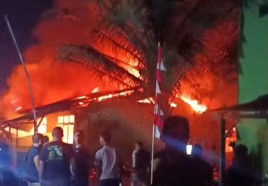 Kebakaran Hebat Melanda Asrama Tentara Kuanino Kupang, Api Cepat Menjalar ke Sejumlah Rumah Kebakaran melanda Asrama Tentara Kuanino Kota Kupang