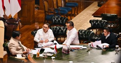 Presiden Prabowo Terima Menteri Kebudayaan Bahas Usulan Gelar, Tanda Jasa, dan Tanda Kehormatan Presiden Prabowo Terima Menteri Kebudayaan Bahas Usulan Gelar, Tanda Jasa, dan Tanda Kehormatan