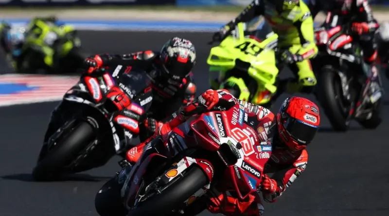 Marc Marquez dan Marco Bezzecchi bersaing pada MotoGP San Marino 2026