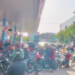 Antrean BBM Mengular di Enam SPBU Kupang, Pertalite Eceran Tembus Rp13 Ribu Antrean BBM Mengular di Enam SPBU Kupang, Pertalite Eceran Tembus Rp13 Ribu