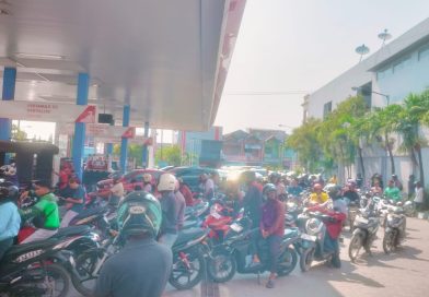 Antrean BBM Mengular di Enam SPBU Kupang, Pertalite Eceran Tembus Rp13 Ribu Antrean BBM Mengular di Enam SPBU Kupang, Pertalite Eceran Tembus Rp13 Ribu
