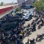 Antrean kendaraan di SPBU Kota Kupang di tengah persoalan distribusi BBM yang menjadi perhatian DPRD NTT.