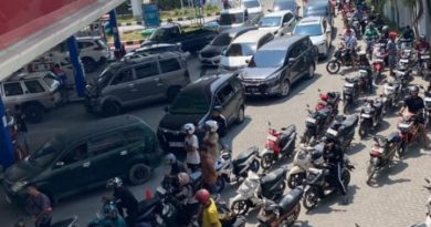 Antrean kendaraan di SPBU Kota Kupang di tengah persoalan distribusi BBM yang menjadi perhatian DPRD NTT.