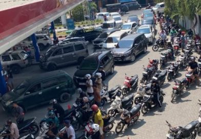 Antrean kendaraan di SPBU Kota Kupang di tengah persoalan distribusi BBM yang menjadi perhatian DPRD NTT.