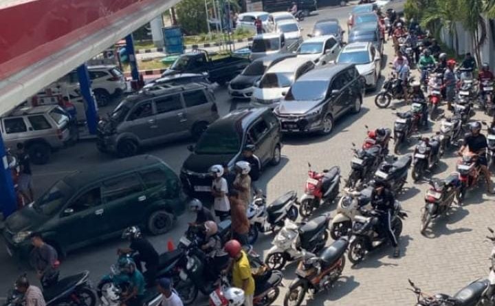 Antrean kendaraan di SPBU Kota Kupang di tengah persoalan distribusi BBM yang menjadi perhatian DPRD NTT.